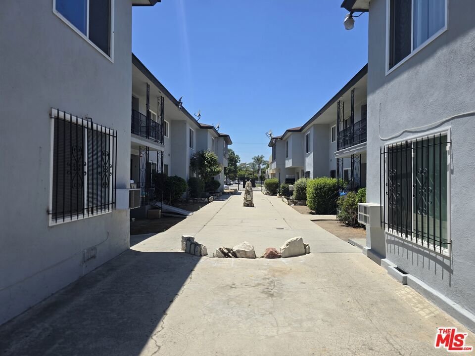 Los Angeles, California, United States 4 - 18705311