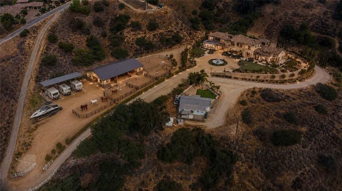 Corona, California, United States 4 - 18705851