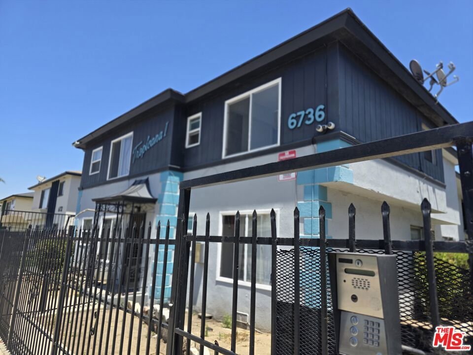 Los Angeles, California, United States 3 - 18705311
