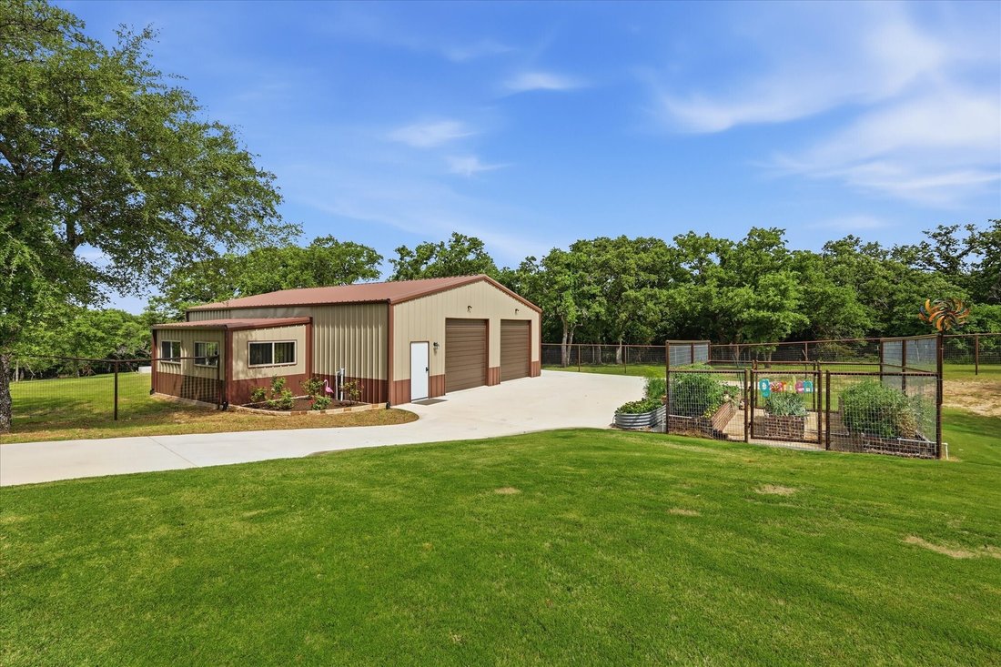 House in Weatherford, Texas, United States 2 - 18703560