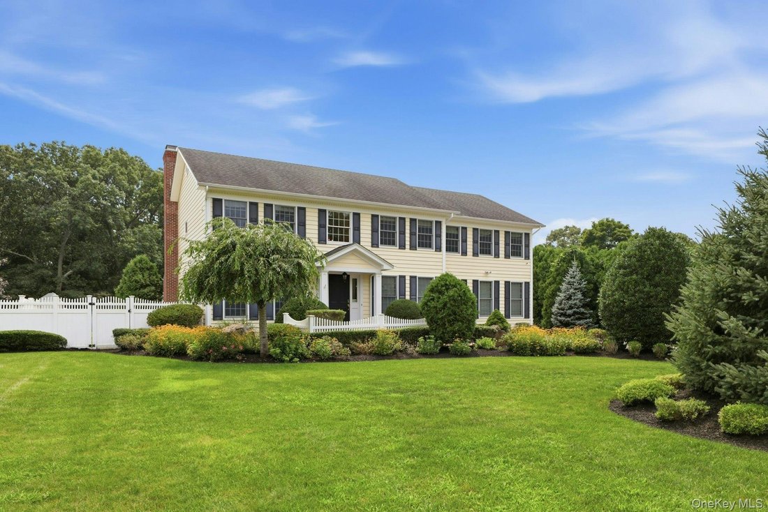 House in Coram, New York, United States 1 - 18702528
