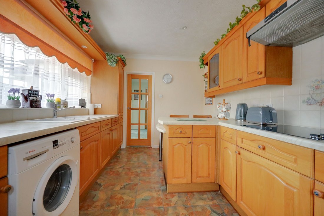 Bungalow in Burgess Hill, England 5 - 18704293