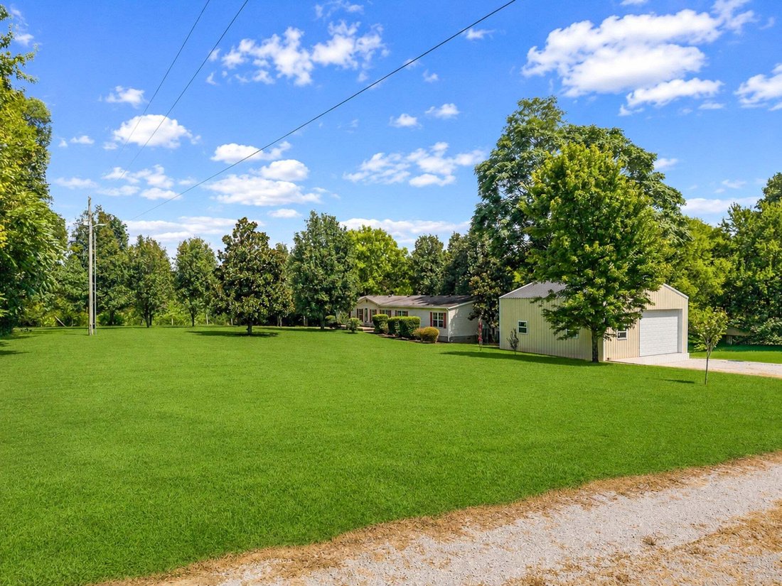 Columbia, Tennessee, United States 3 - 18711452