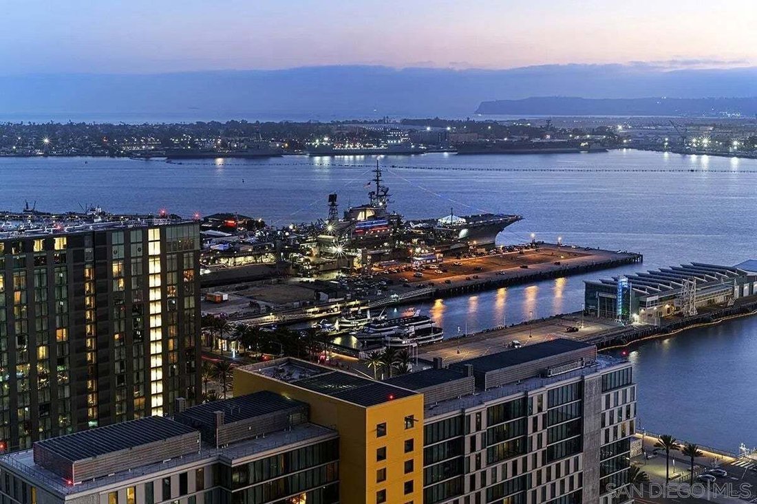 Condo in San Diego, California, United States 5 - 18705848