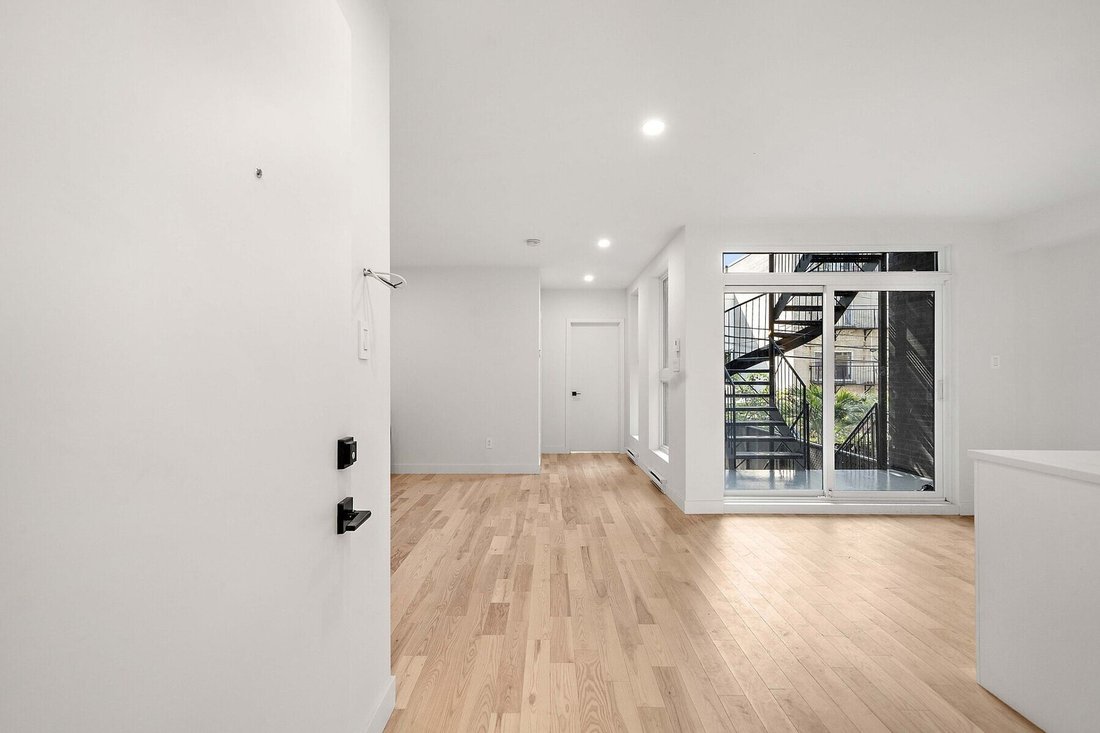Condo in Montréal, Quebec, Canada 1 - 18708925