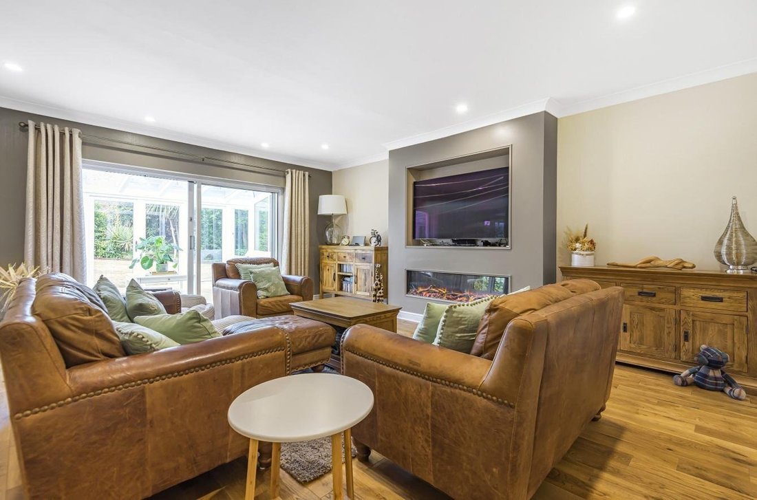 Bungalow in North Looe, Epsom and Ewell, England 5 - 18703101