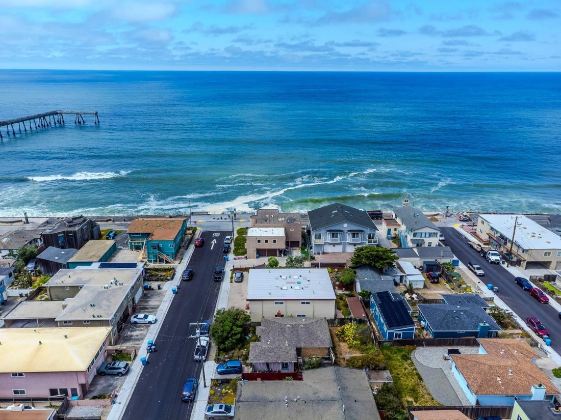 Pacifica, California, United States 3 - 18705617