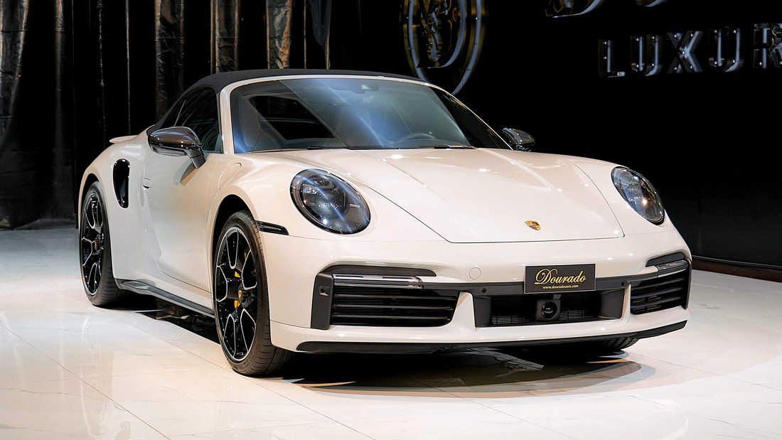 Cabriolet in Dubai, United Arab Emirates 1 - 18712823