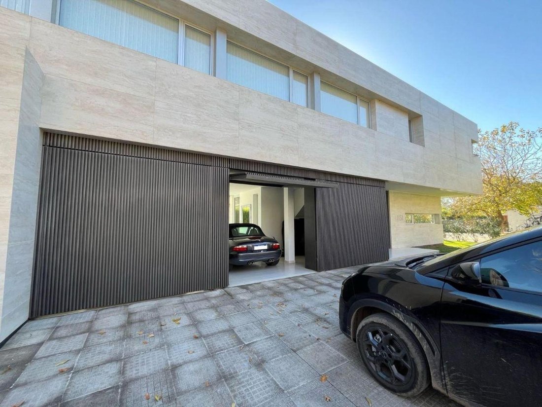House in Manuel B. Gonnet, Buenos Aires Province, Argentina 5 - 18702709