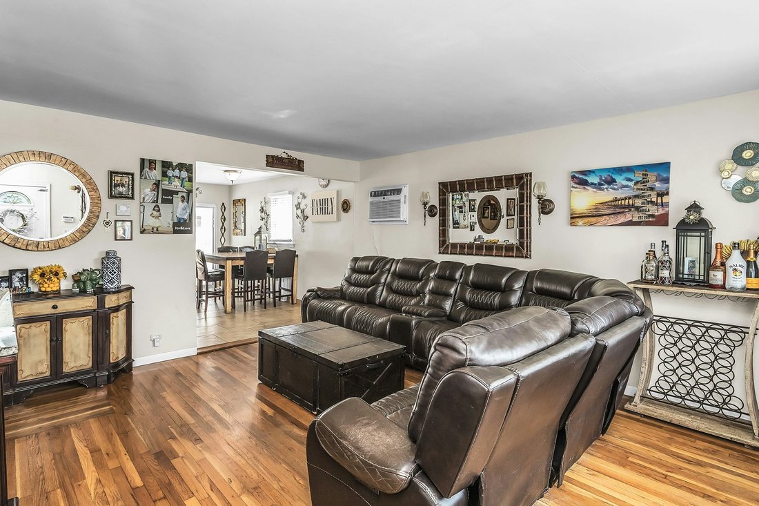 House in Plainview, New York, United States 4 - 18706877