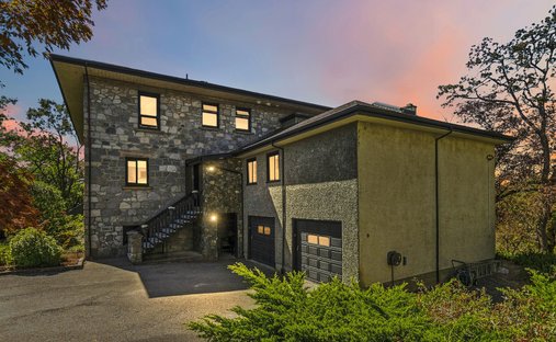 Townhouse in Saanich, British Columbia, Canada 1