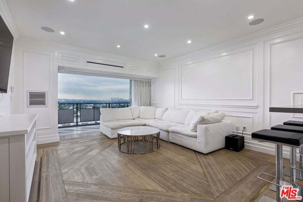Condo in Los Angeles, California, United States 5 - 18705260