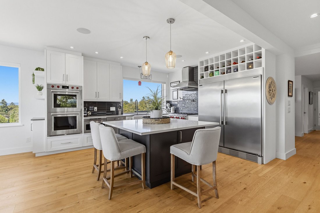 Townhouse in Saanich, British Columbia, Canada 2 - 18709058
