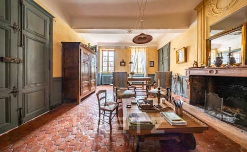 House in Semur-en-Auxois, Bourgogne – Franche-Comté, France 1