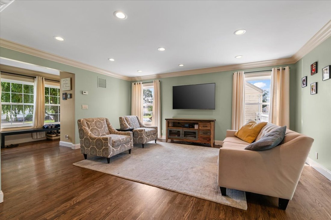 House in Bethpage, New York, United States 5 - 18704167