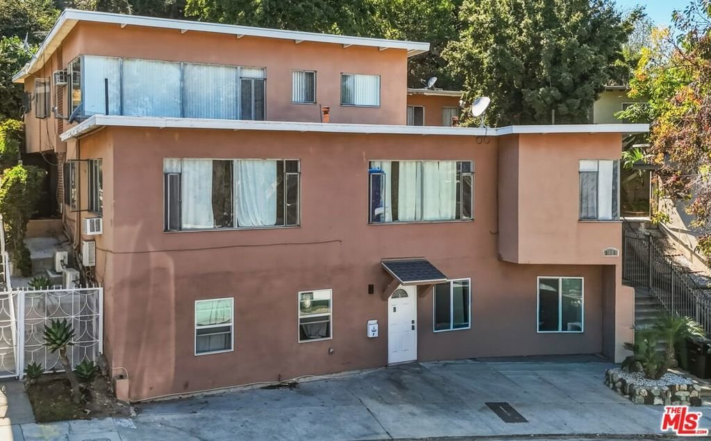 Los Angeles, California, United States 2 - 18705283