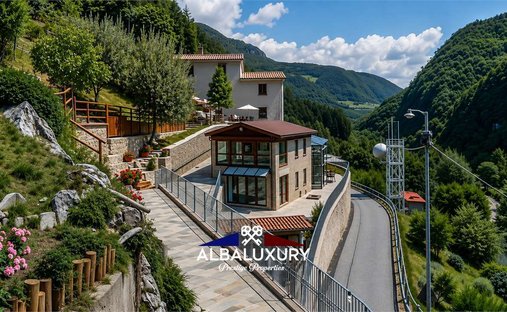 Villa in Fabbriche di Vergemoli, Tuscany, Italy 1