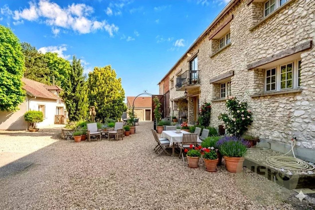 House in Montfort-l'Amaury, Ile-de-France, France 1 - 17748874