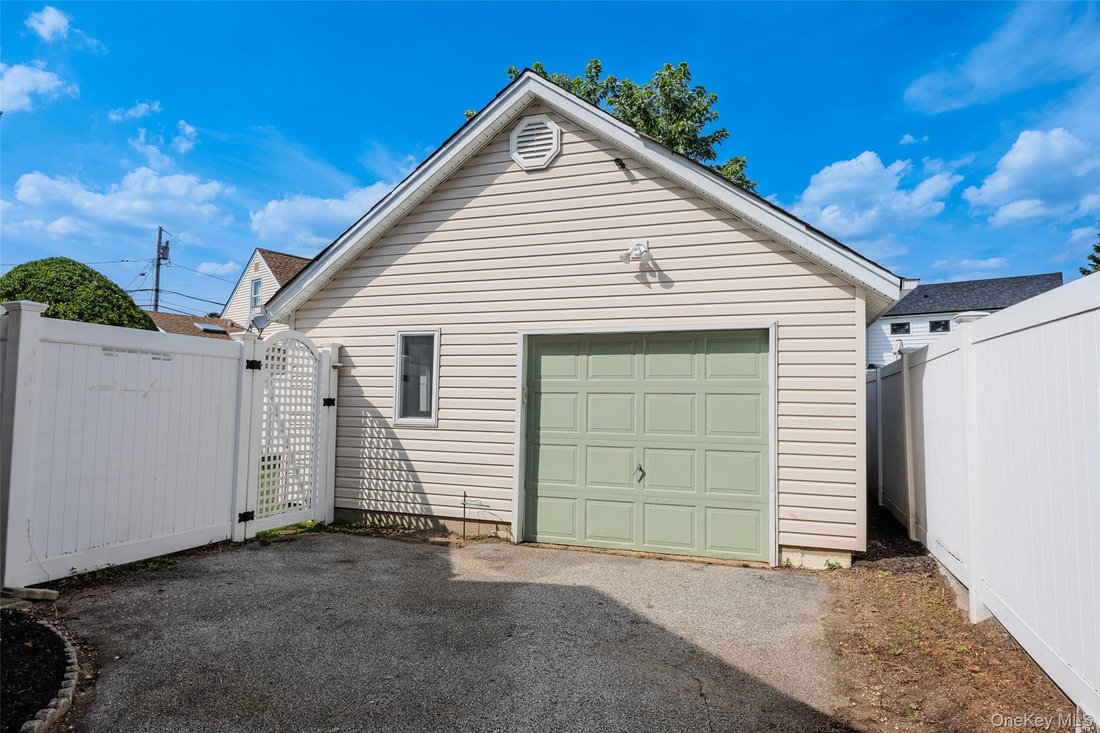 House in Bethpage, New York, United States 3 - 18709710