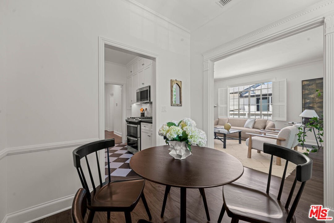 Beverly Hills, California, United States 4 - 18711882