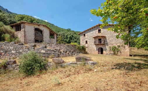 Country House in Sant Feliu de Pallerols, Catalonia, Spain 1