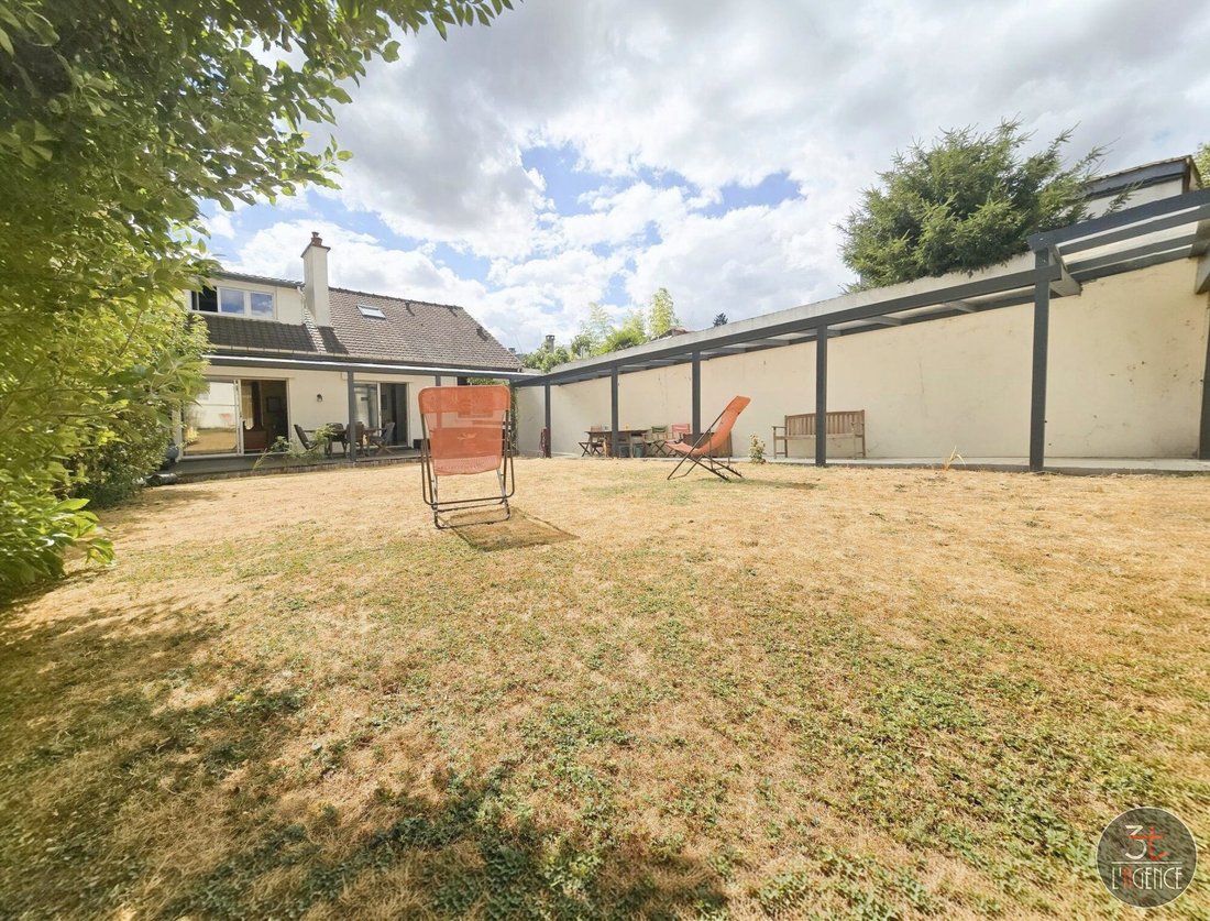 House in Fontenay-sous-Bois, Ile-de-France, France 2 - 18708234