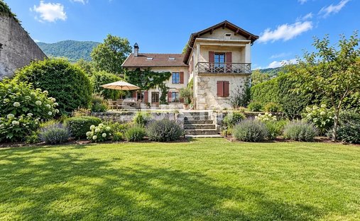House in Farges, Auvergne-Rhône-Alpes, France 1