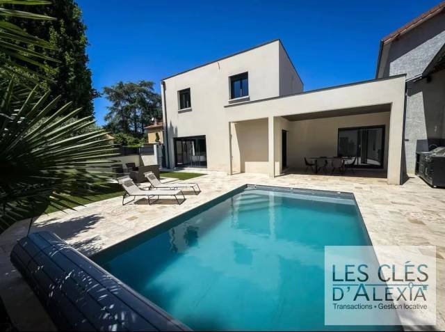 Casa en Decines-Charpieu, Auvernia-Ródano-Alpes, Francia 1 - 17727507