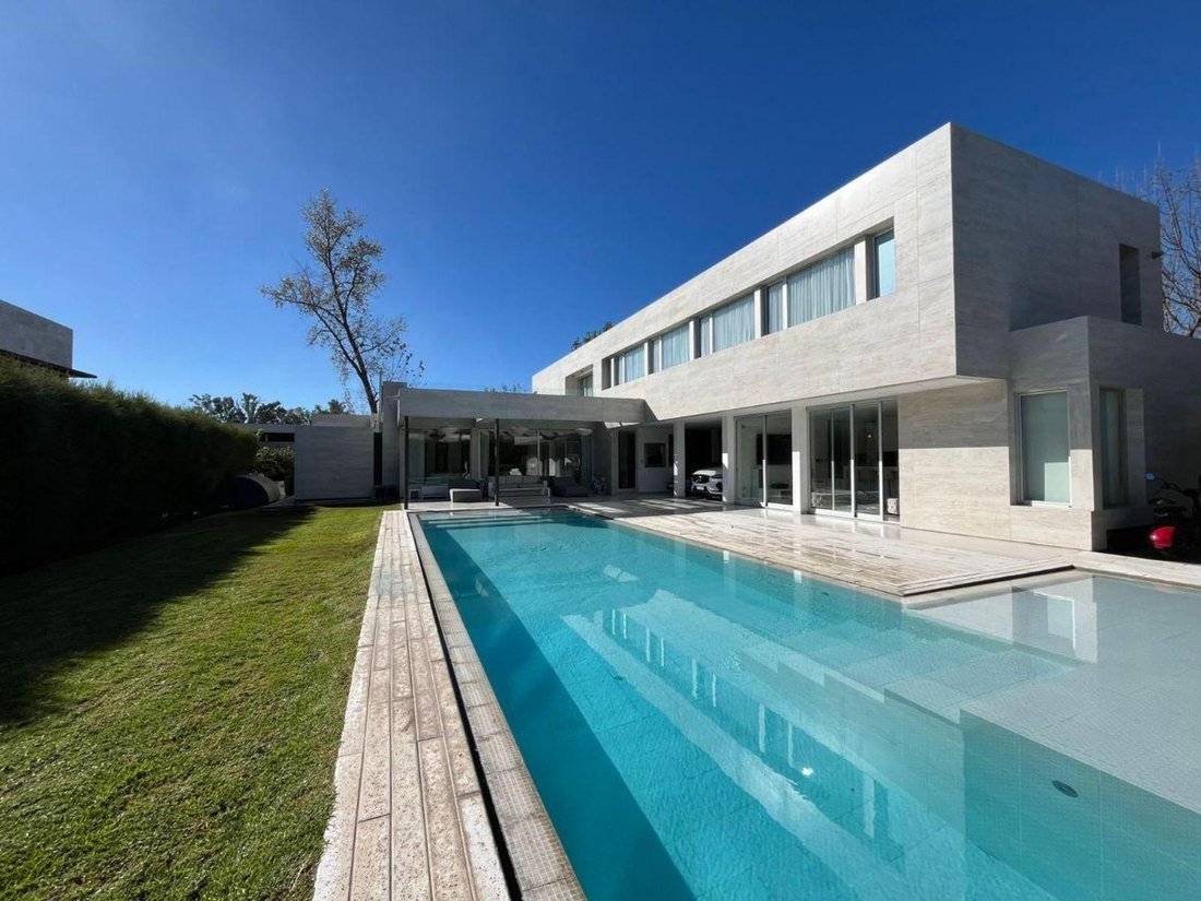 House in Manuel B. Gonnet, Buenos Aires Province, Argentina 1 - 18702709