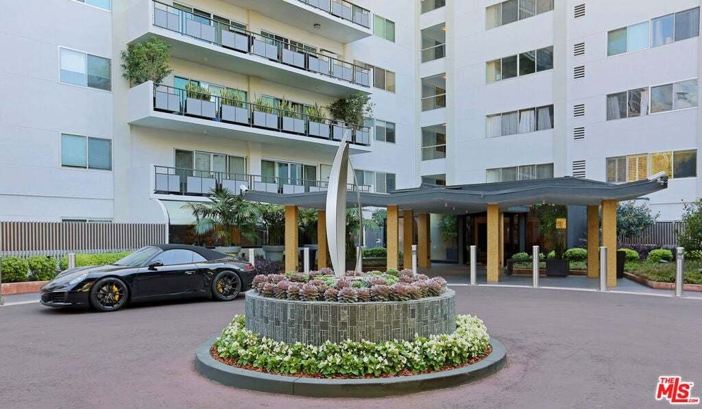 Condo in Los Angeles, California, United States 2 - 18705260