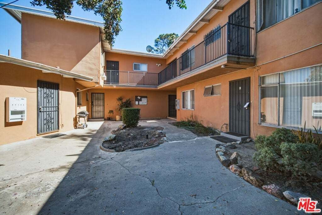 Los Angeles, California, United States 4 - 18705283