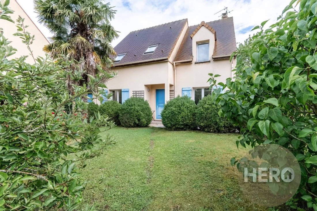 House in Montfort-l'Amaury, Ile-de-France, France 1 - 16142726