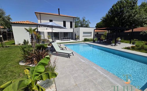 Villa in Breuillet, Nouvelle-Aquitaine, France 1