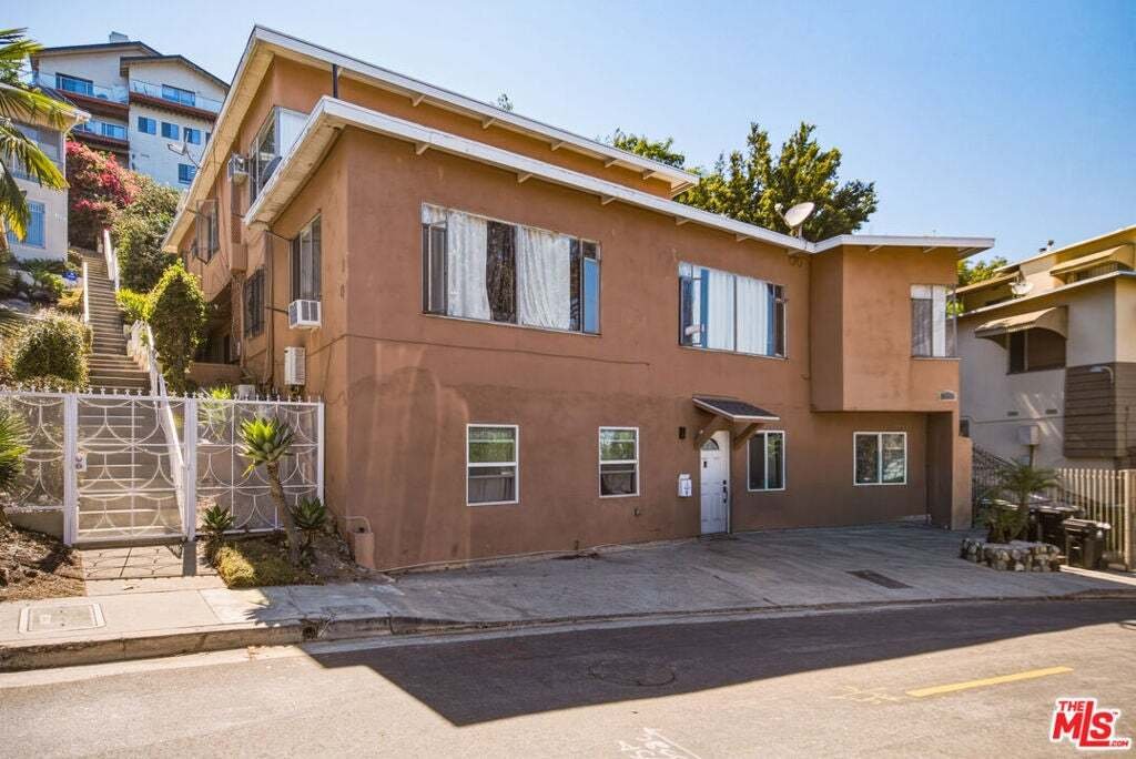 Los Angeles, California, United States 3 - 18705283