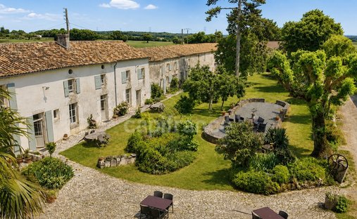 House in Asnieres-la-Giraud, Nouvelle-Aquitaine, France 1