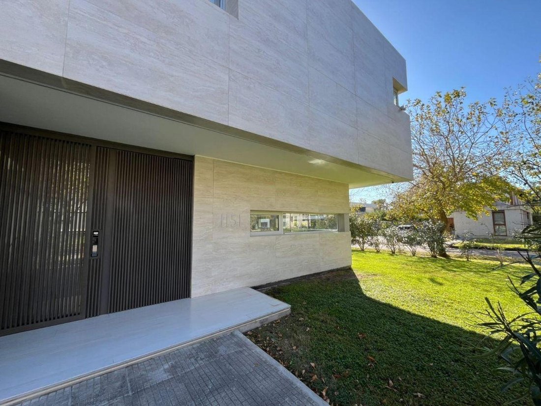 House in Manuel B. Gonnet, Buenos Aires Province, Argentina 3 - 18702709
