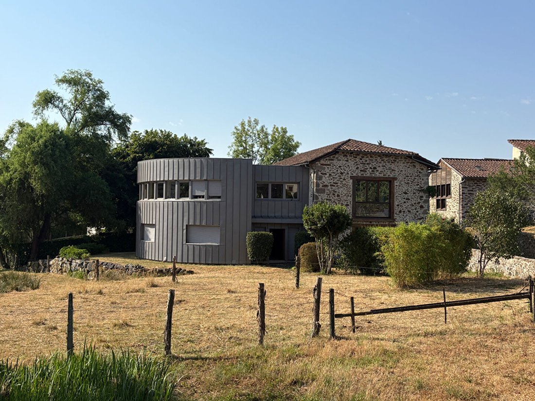 Villa in Saint-Etienne-de-Maurs, Auvergne-Rhône-Alpes, France 1 - 18704608