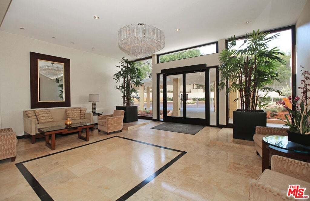 Condo in Los Angeles, California, United States 4 - 18705260
