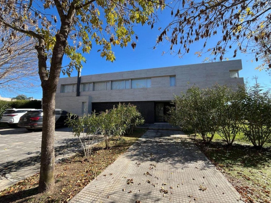 House in Manuel B. Gonnet, Buenos Aires Province, Argentina 2 - 18702709