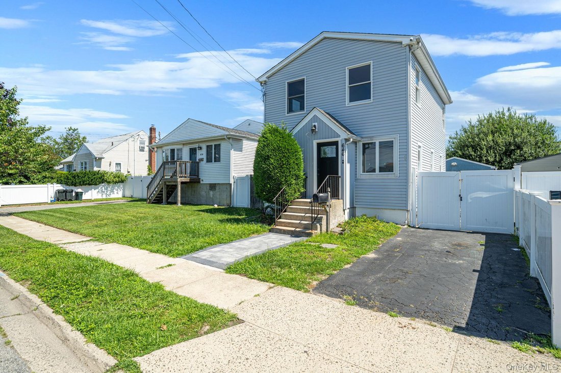 House in Lindenhurst, New York, United States 1 - 18709707
