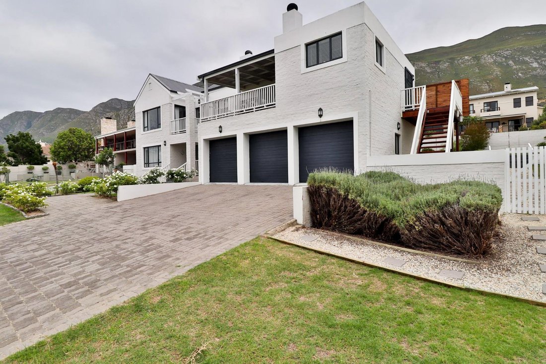 House in Fernkloof Estate, Western Cape, South Africa 2 - 18707156