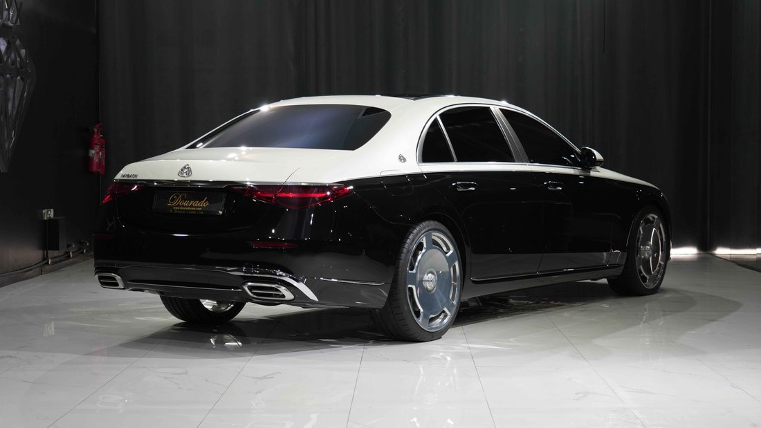 Sedan in Dubai, United Arab Emirates 4 - 18712878