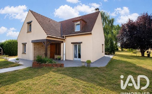 House in Richebourg, Ile-de-France, France 1
