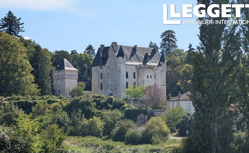 Castello a Vouzan, Nuova Aquitania, Francia 1