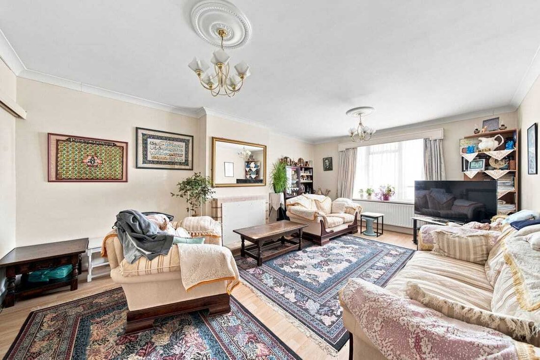 Apartment in Brondesbury, Brent, England 2 - 18716548