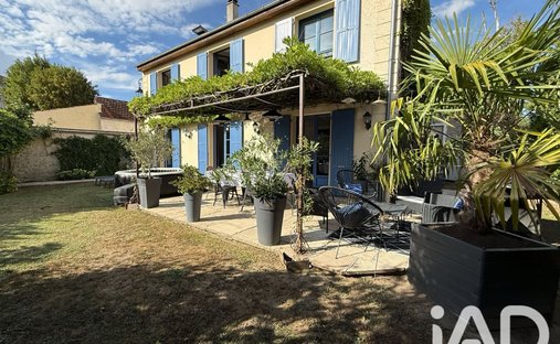 Maison à Bas, Maule, France 1