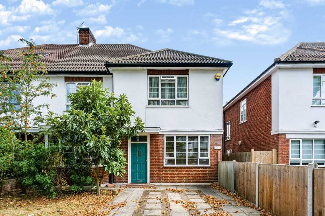 Apartment in Brondesbury, Brent, England 1 - 18716548