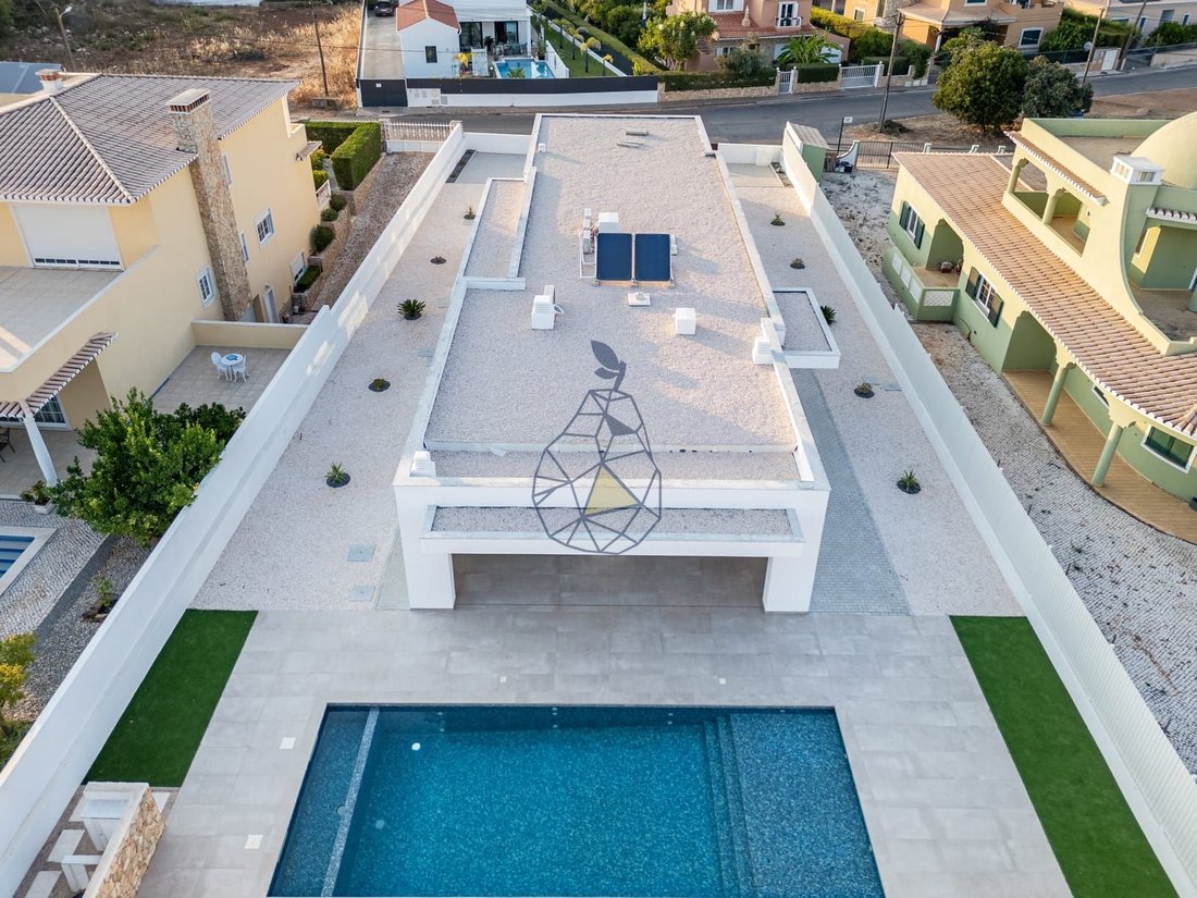 Villa in Mexilhoeira Grande, Algarve, Portugal 1 - 18719760