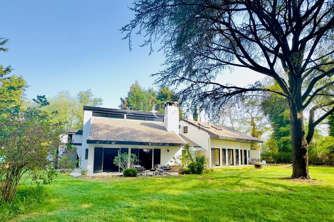 Estate in Decines-Charpieu, Auvergne-Rhône-Alpes, France 1 - 16937612