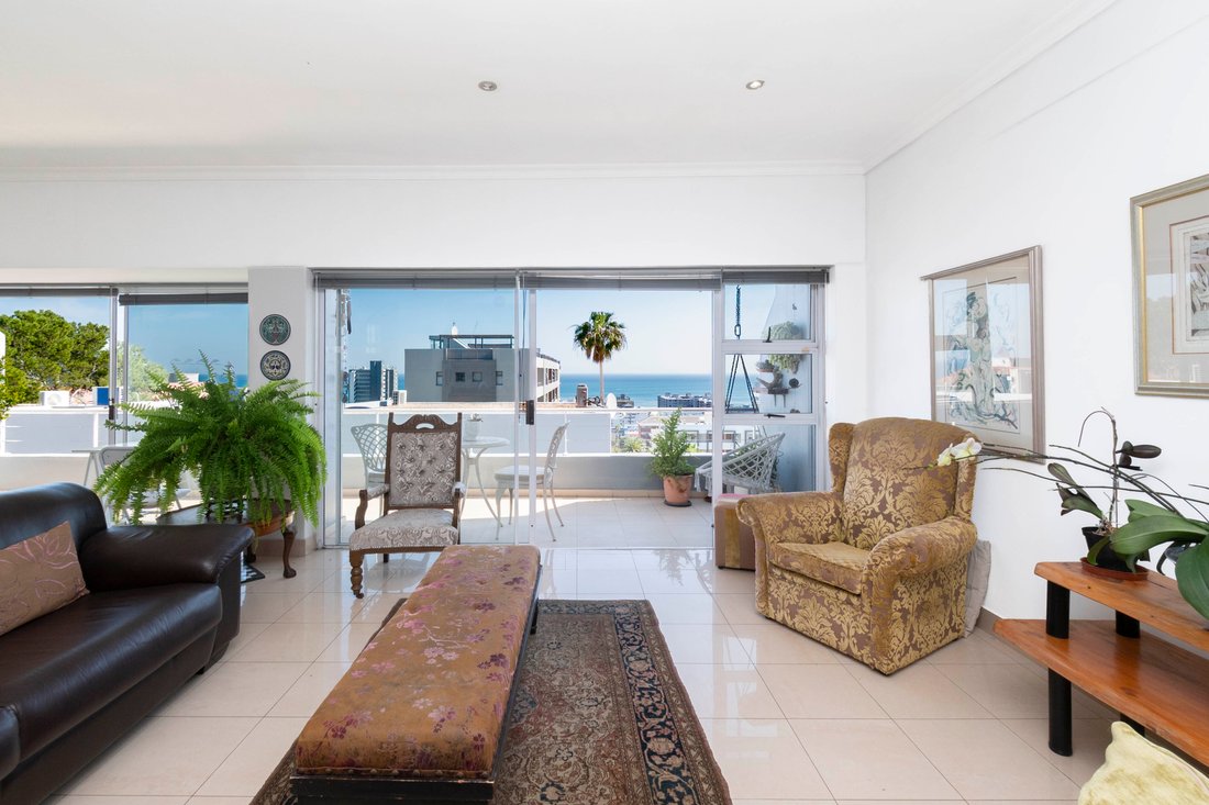 Apartment in Sea Point, Atlantic Seaboard, Cape Town 2 - 18563890
